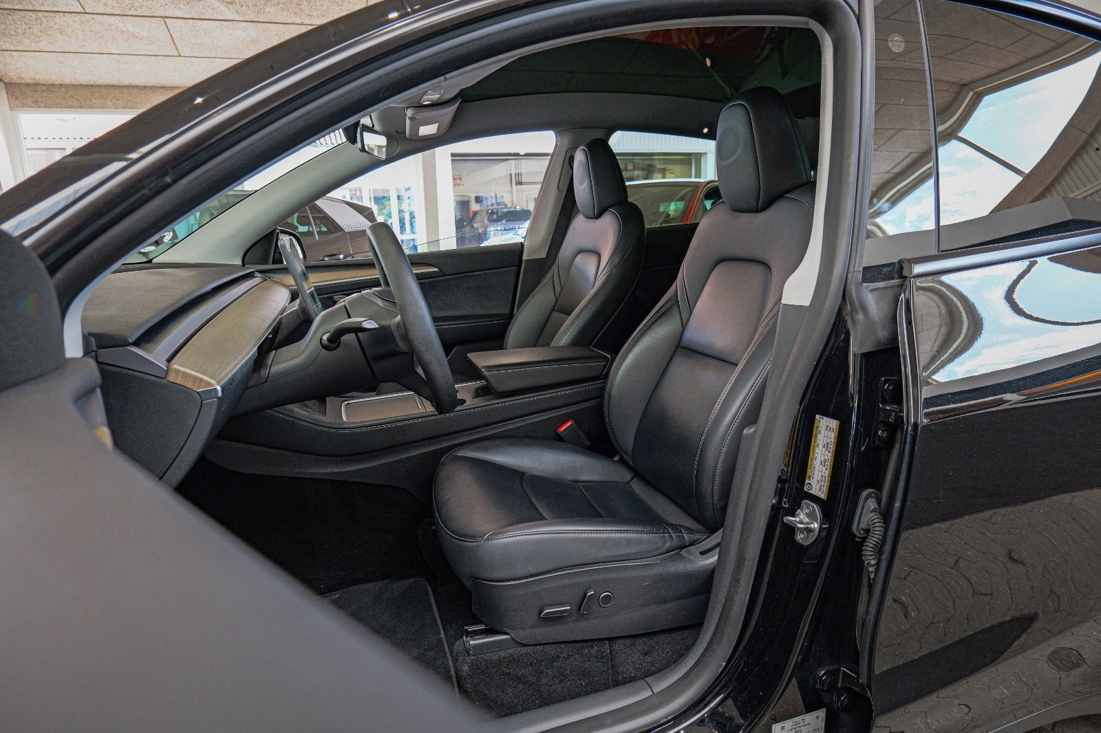 Sort Tesla Model Y fra 2023