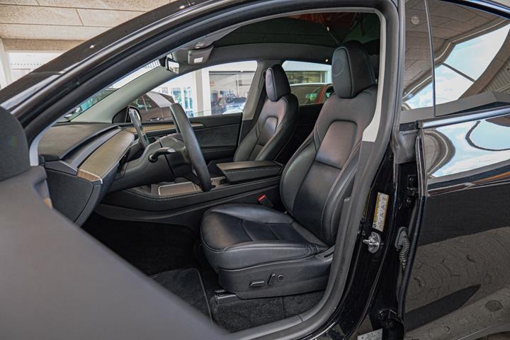 Sort Tesla Model Y fra 2023