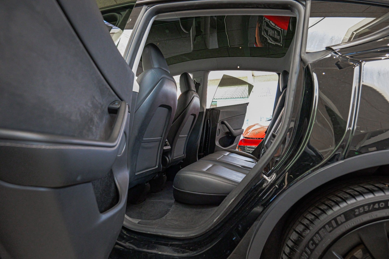 Sort Tesla Model Y fra 2023