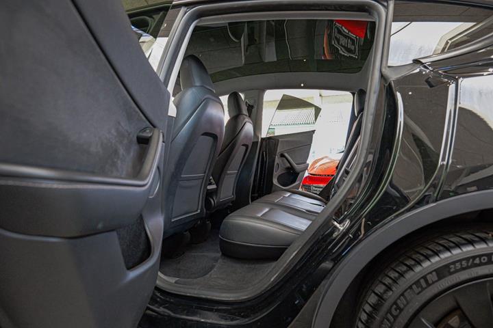 Sort Tesla Model Y fra 2023