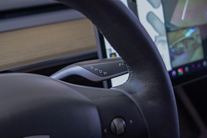 Sort Tesla Model Y fra 2023