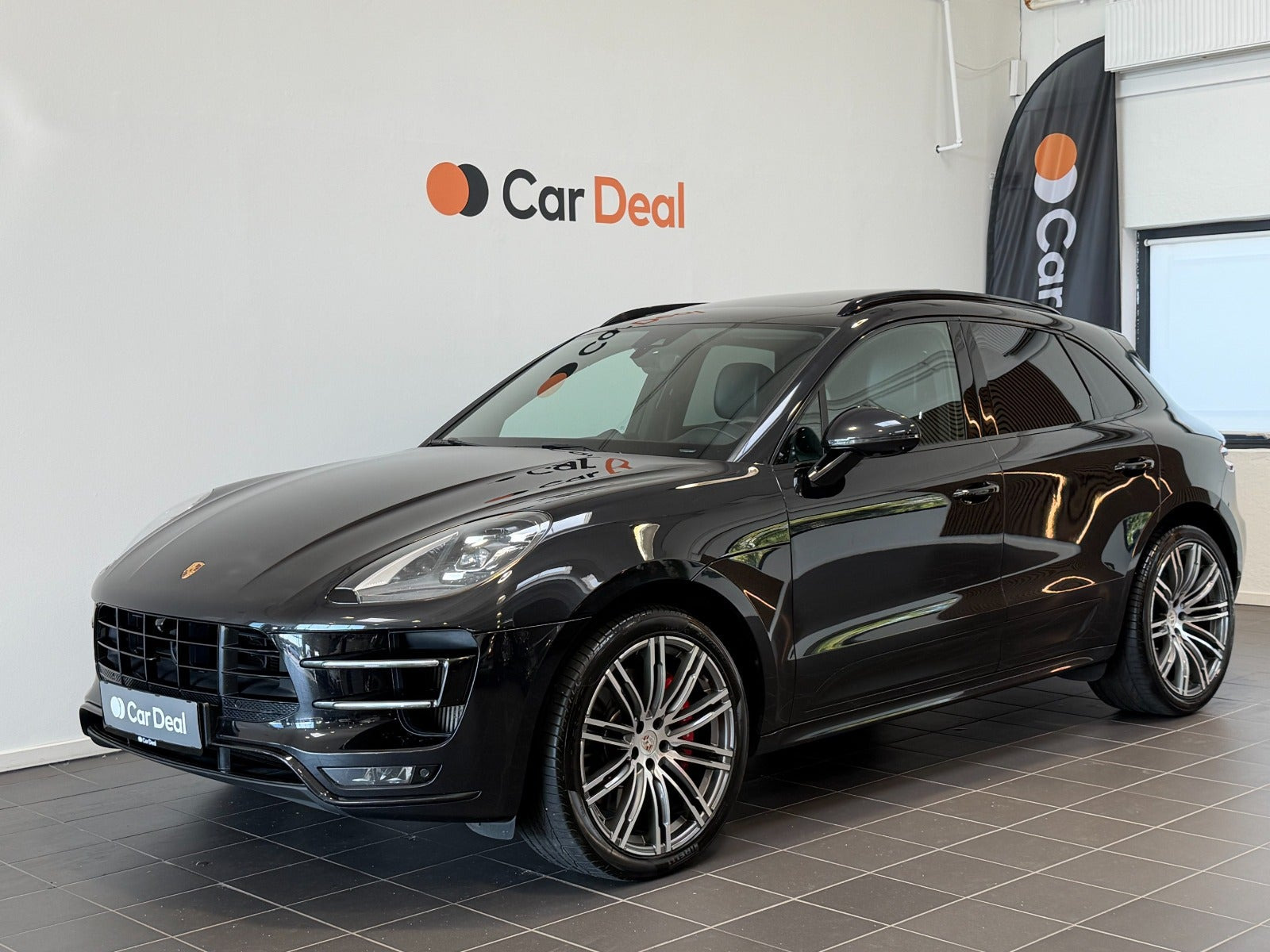 Sort Porsche Macan Turbo fra 2017