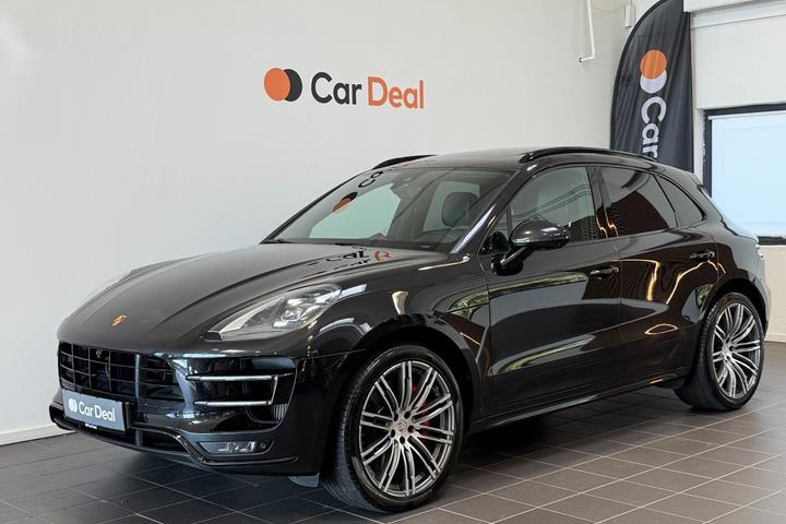 Sort Porsche Macan Turbo fra 2017