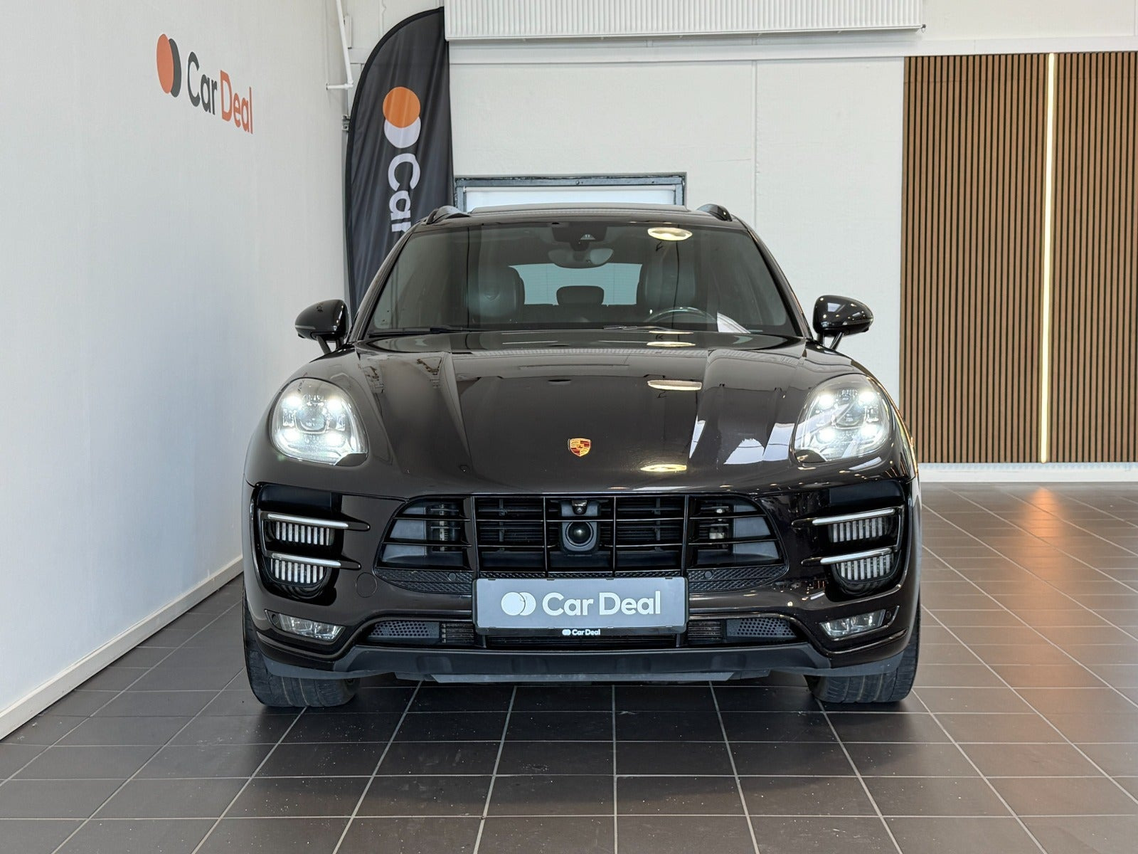Sort Porsche Macan Turbo fra 2017