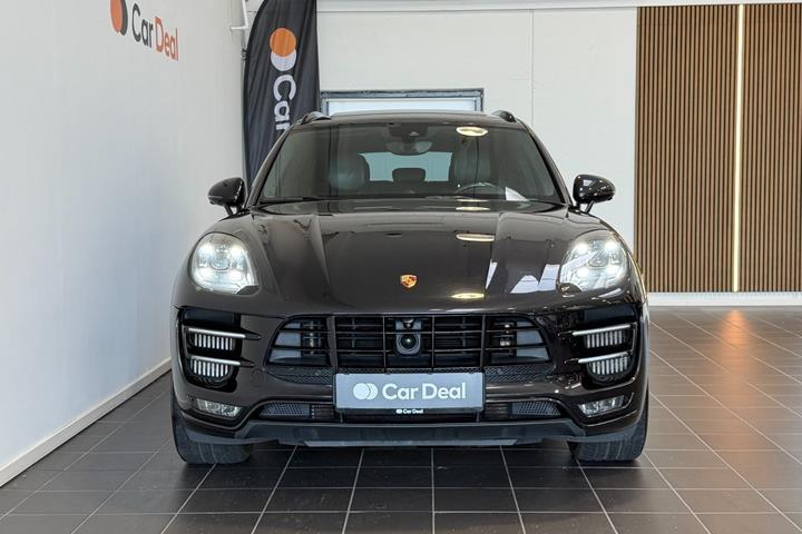 Sort Porsche Macan Turbo fra 2017