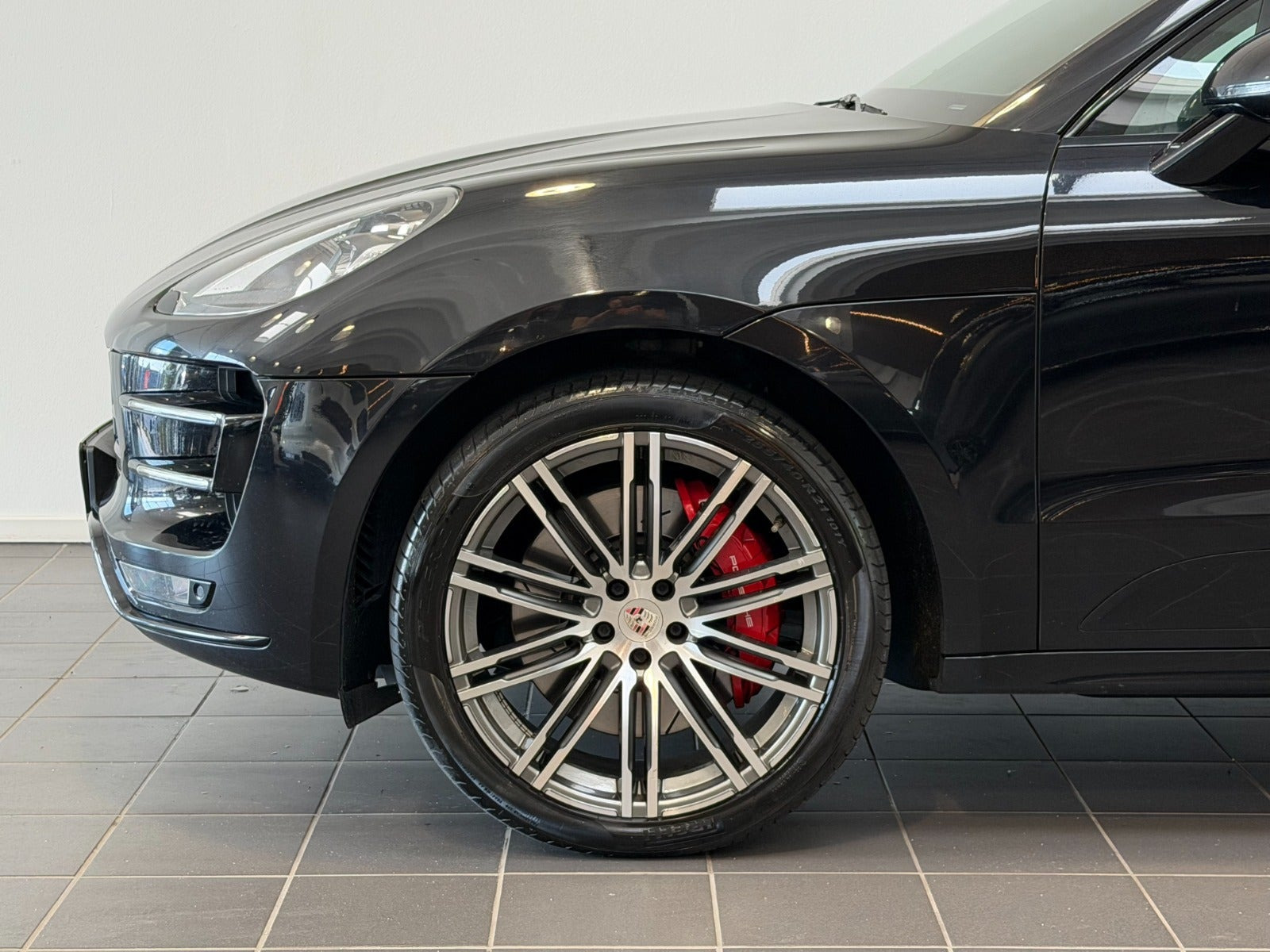 Sort Porsche Macan Turbo fra 2017