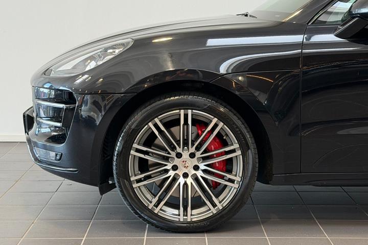 Sort Porsche Macan Turbo fra 2017