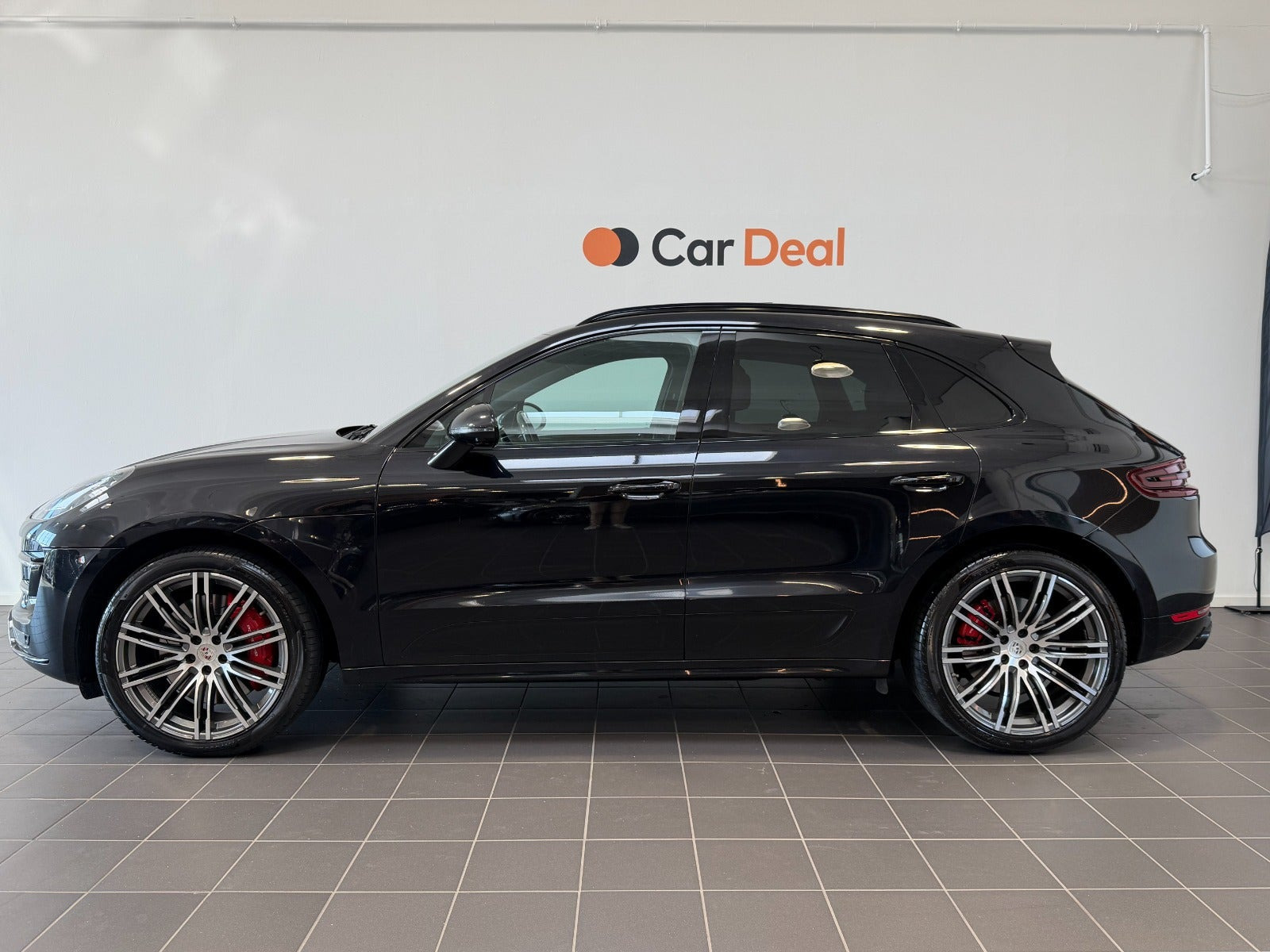 Sort Porsche Macan Turbo fra 2017