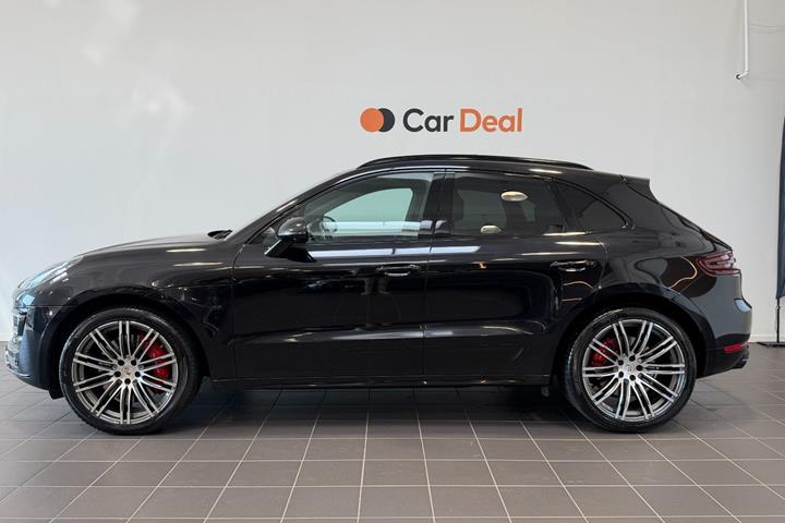 Sort Porsche Macan Turbo fra 2017