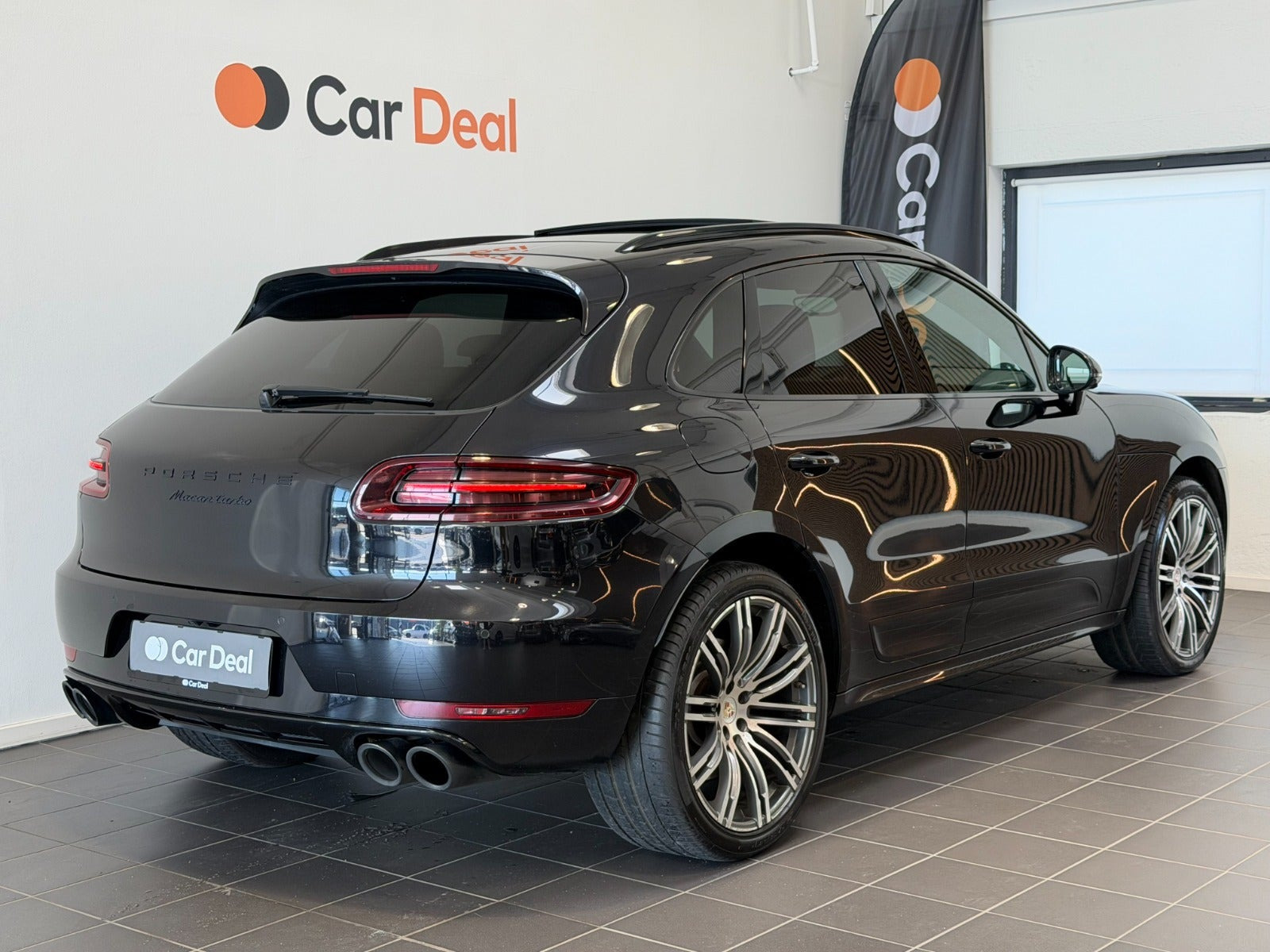 Sort Porsche Macan Turbo fra 2017
