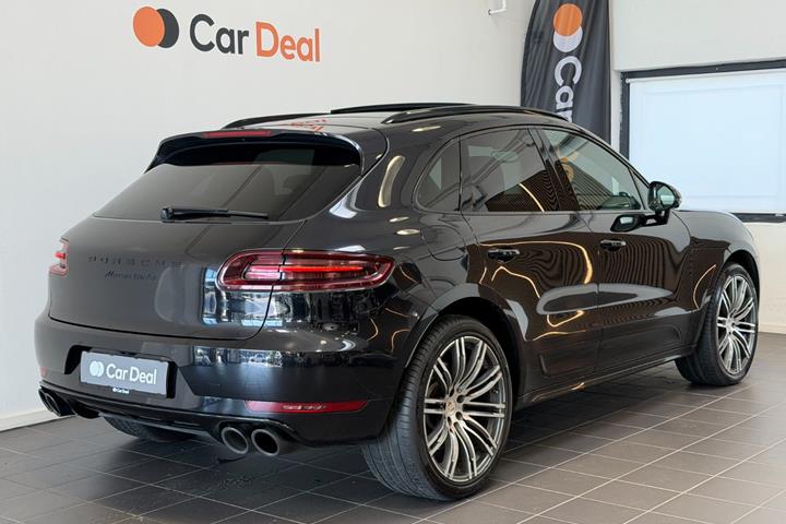 Sort Porsche Macan Turbo fra 2017