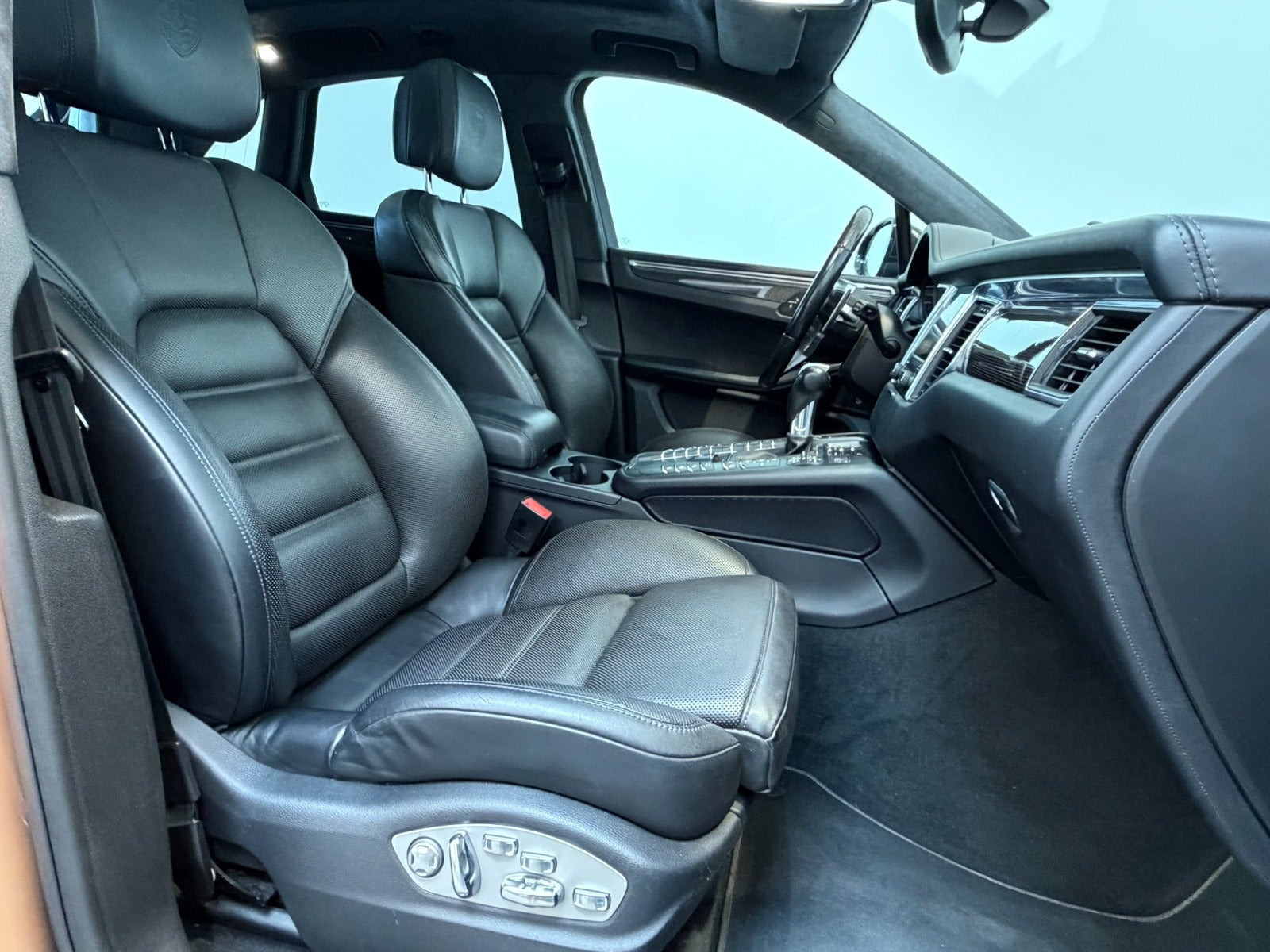 Sort Porsche Macan Turbo fra 2017
