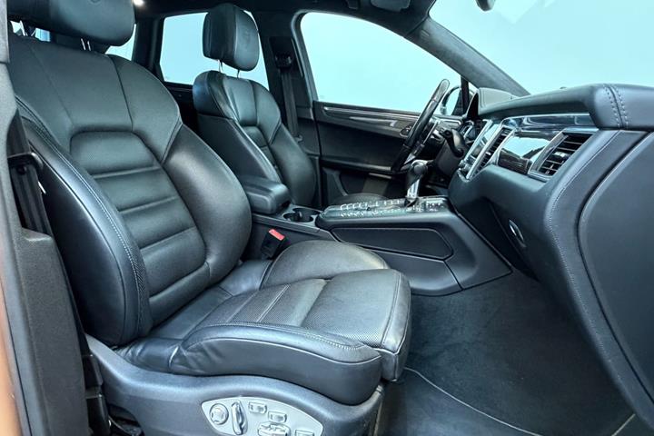 Sort Porsche Macan Turbo fra 2017