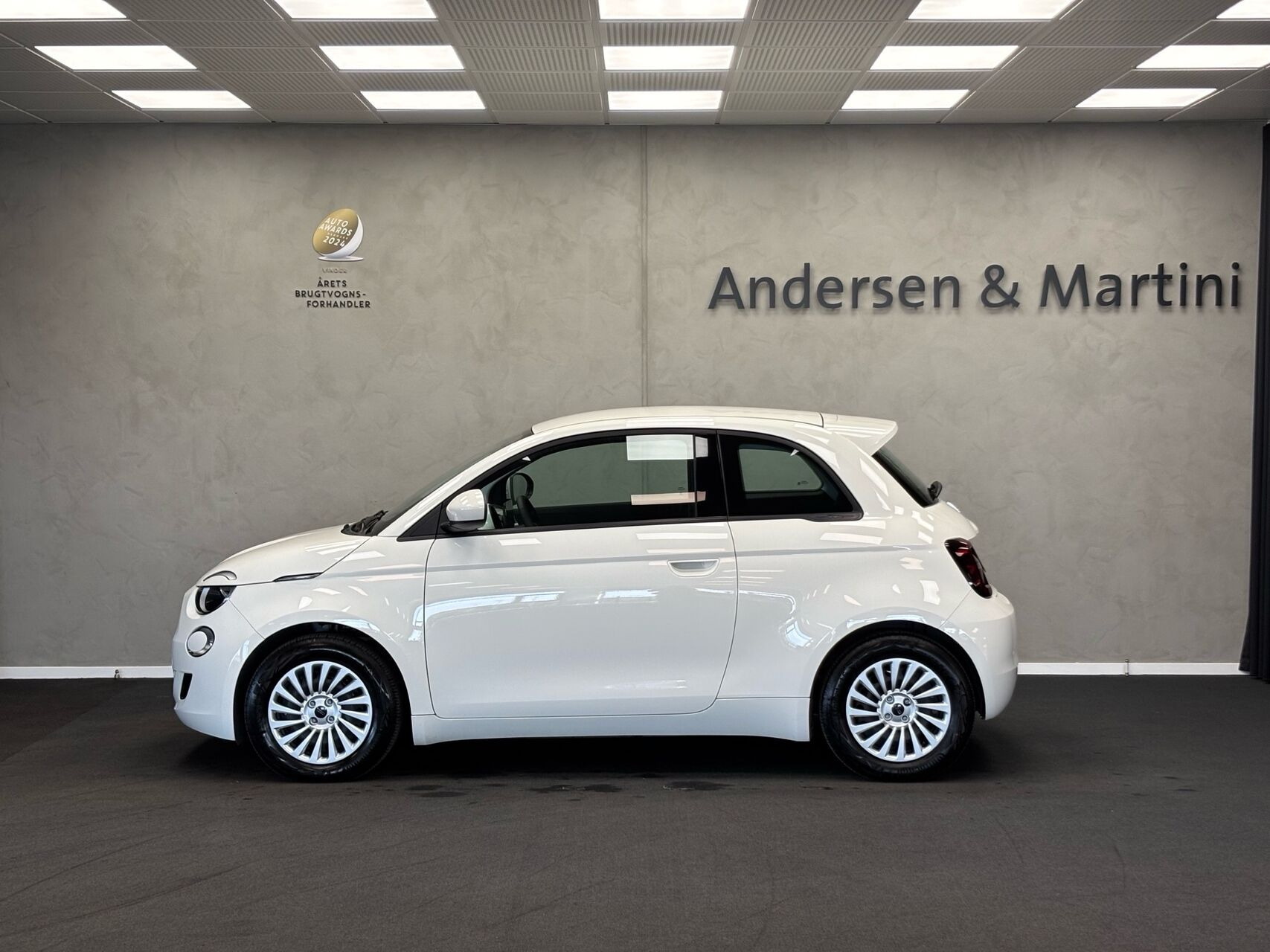 Hvid Fiat 500e fra 2023