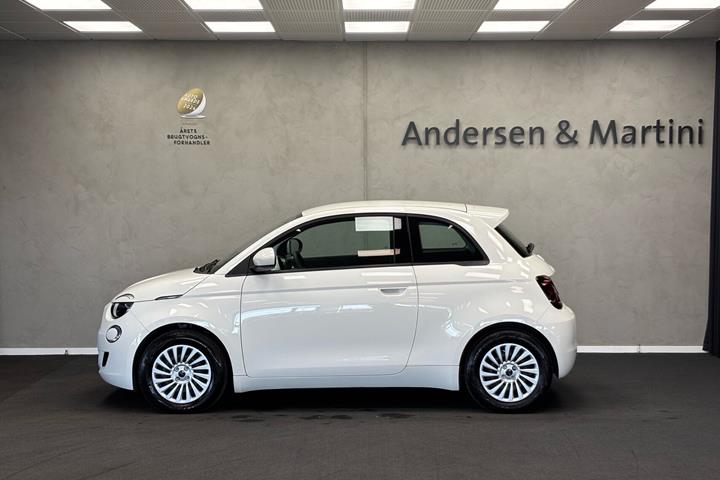 Hvid Fiat 500e fra 2023