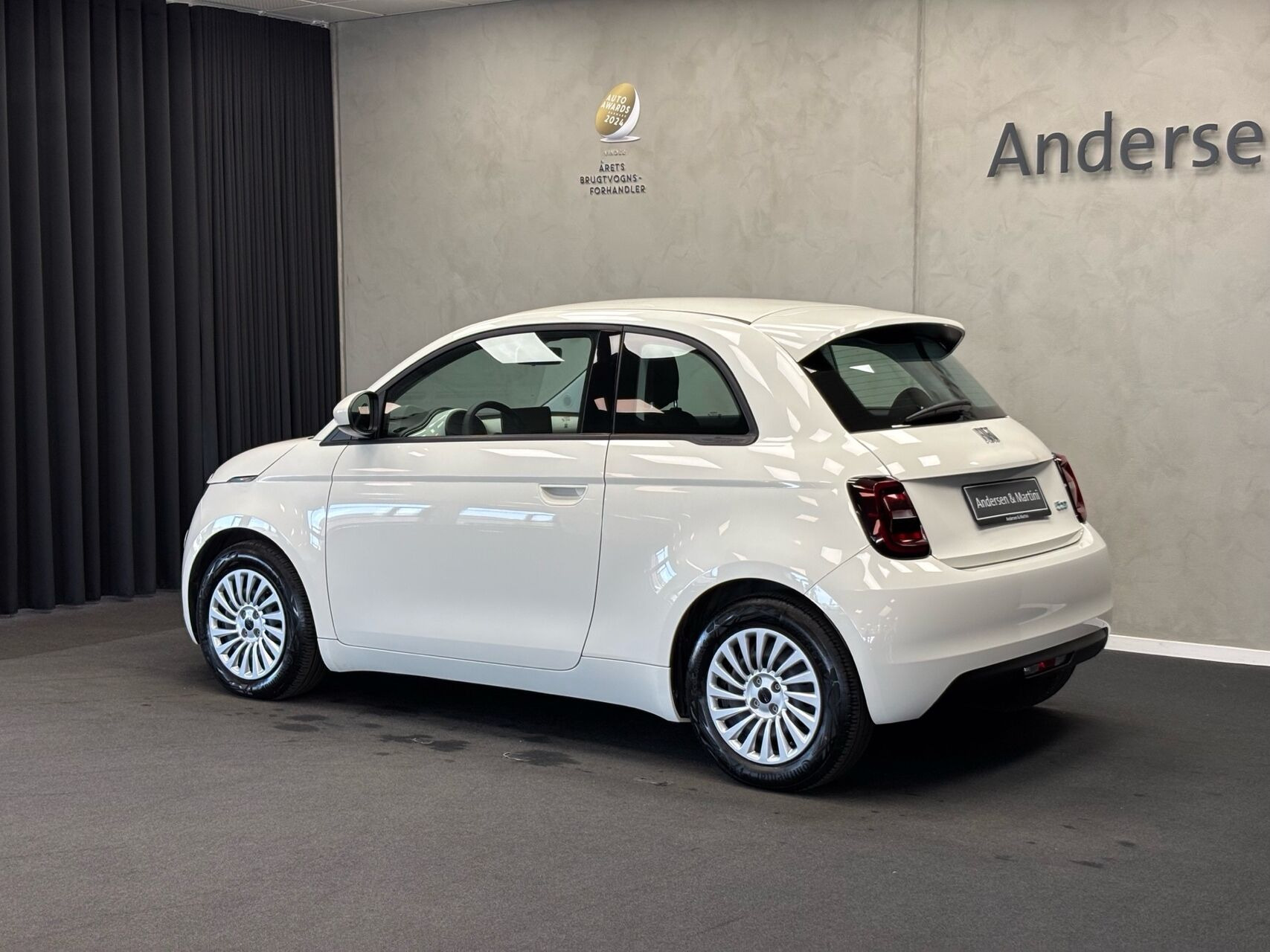 Hvid Fiat 500e fra 2023
