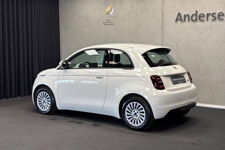Hvid Fiat 500e fra 2023