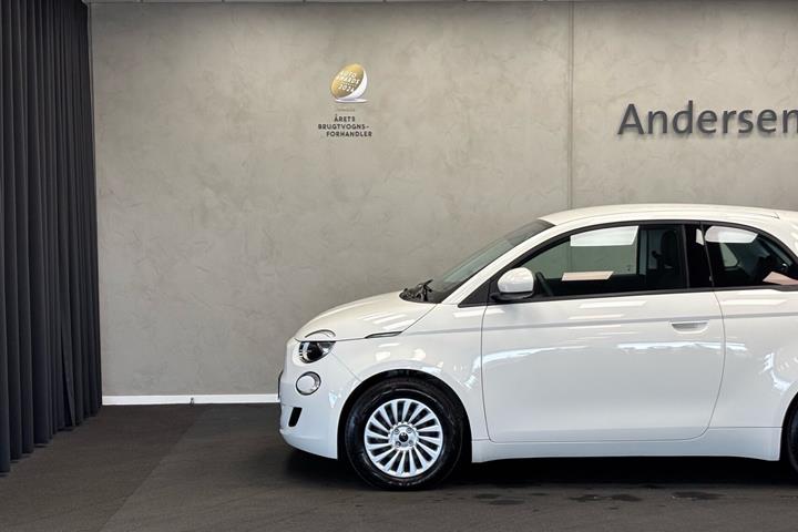 Hvid Fiat 500e fra 2023