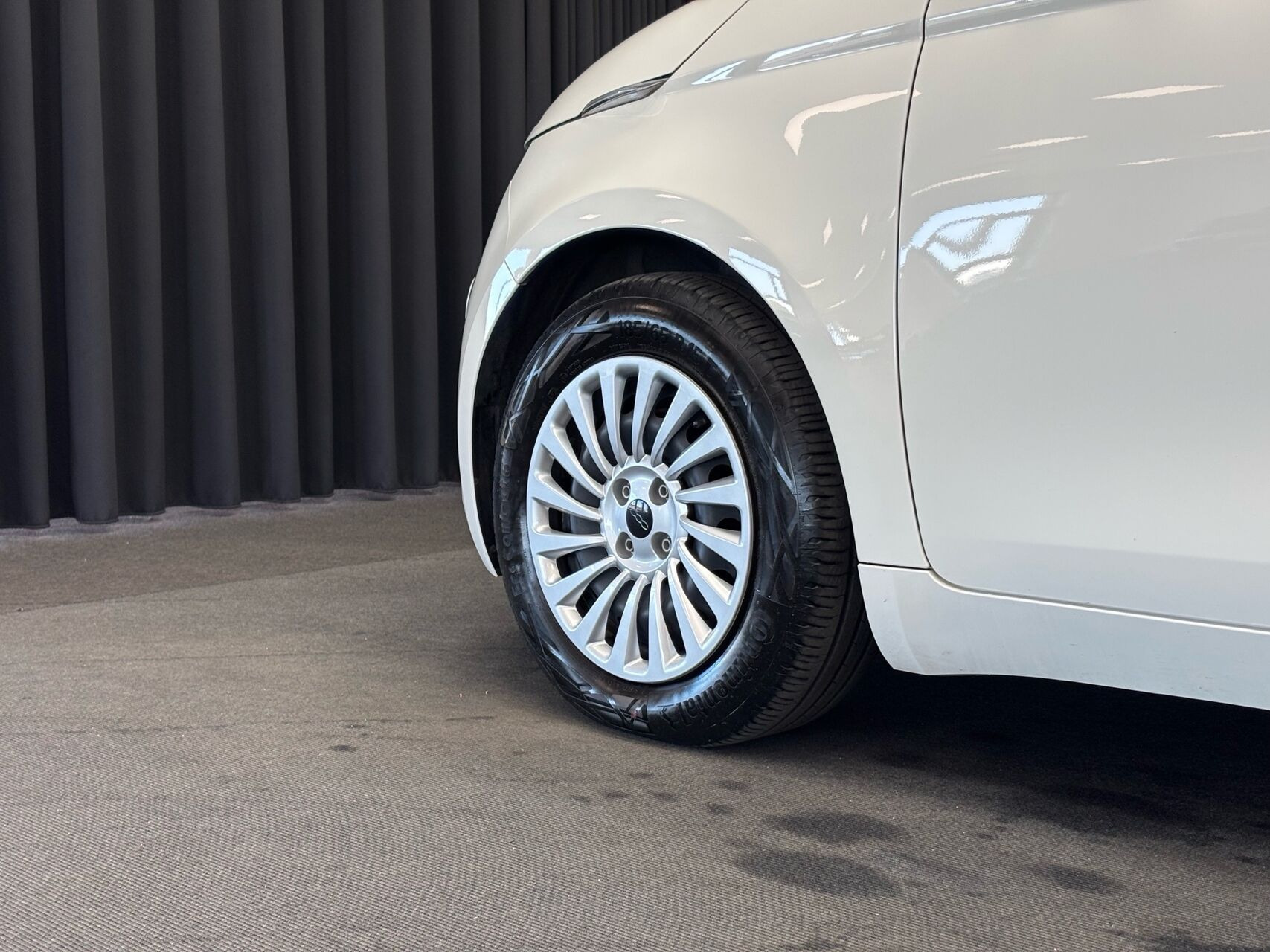 Hvid Fiat 500e fra 2023