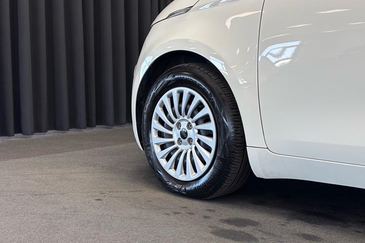 Hvid Fiat 500e fra 2023