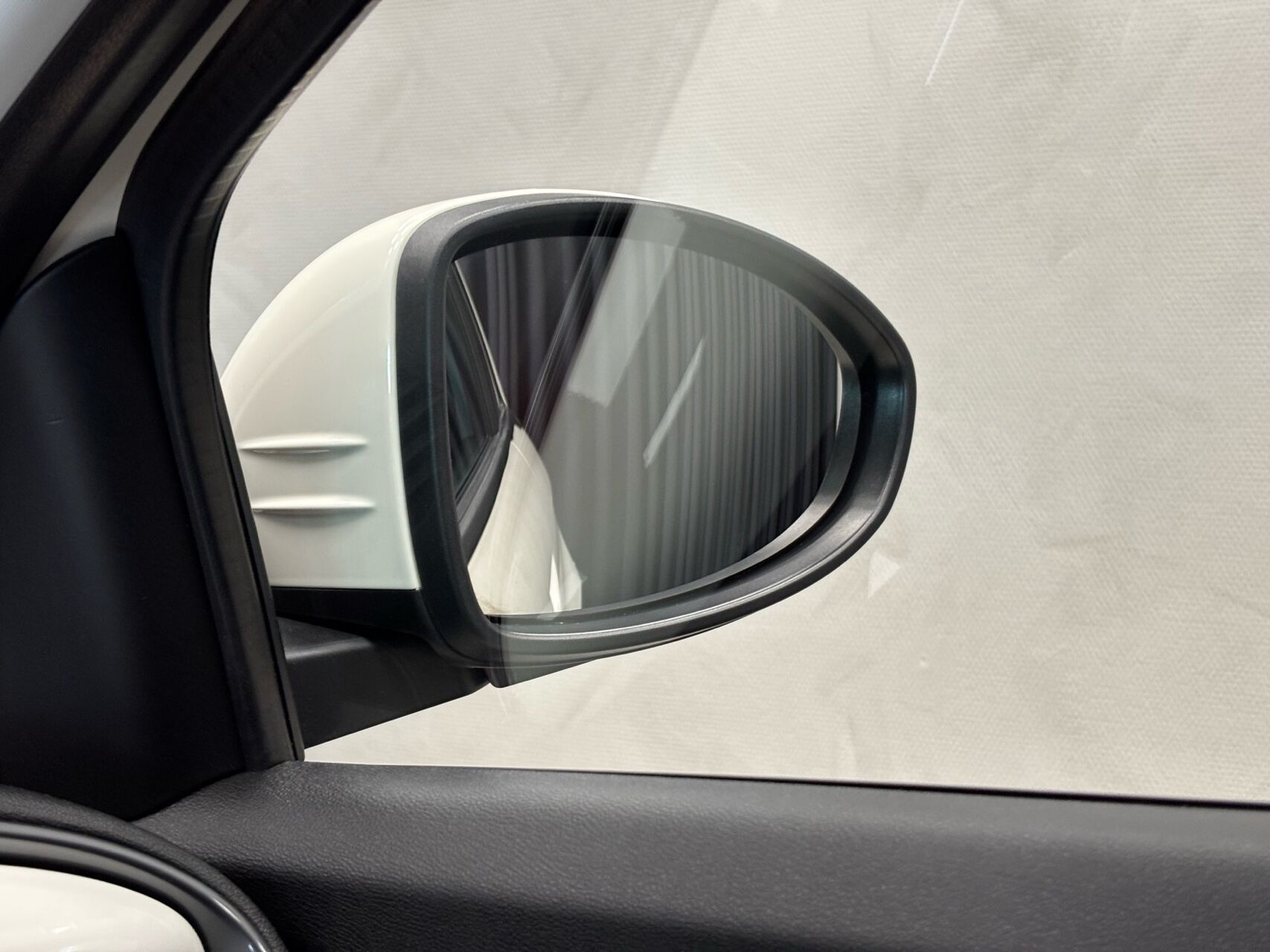Hvid Fiat 500e fra 2023