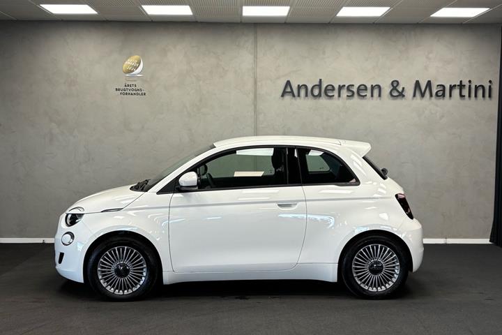 Hvid Fiat 500e fra 2023