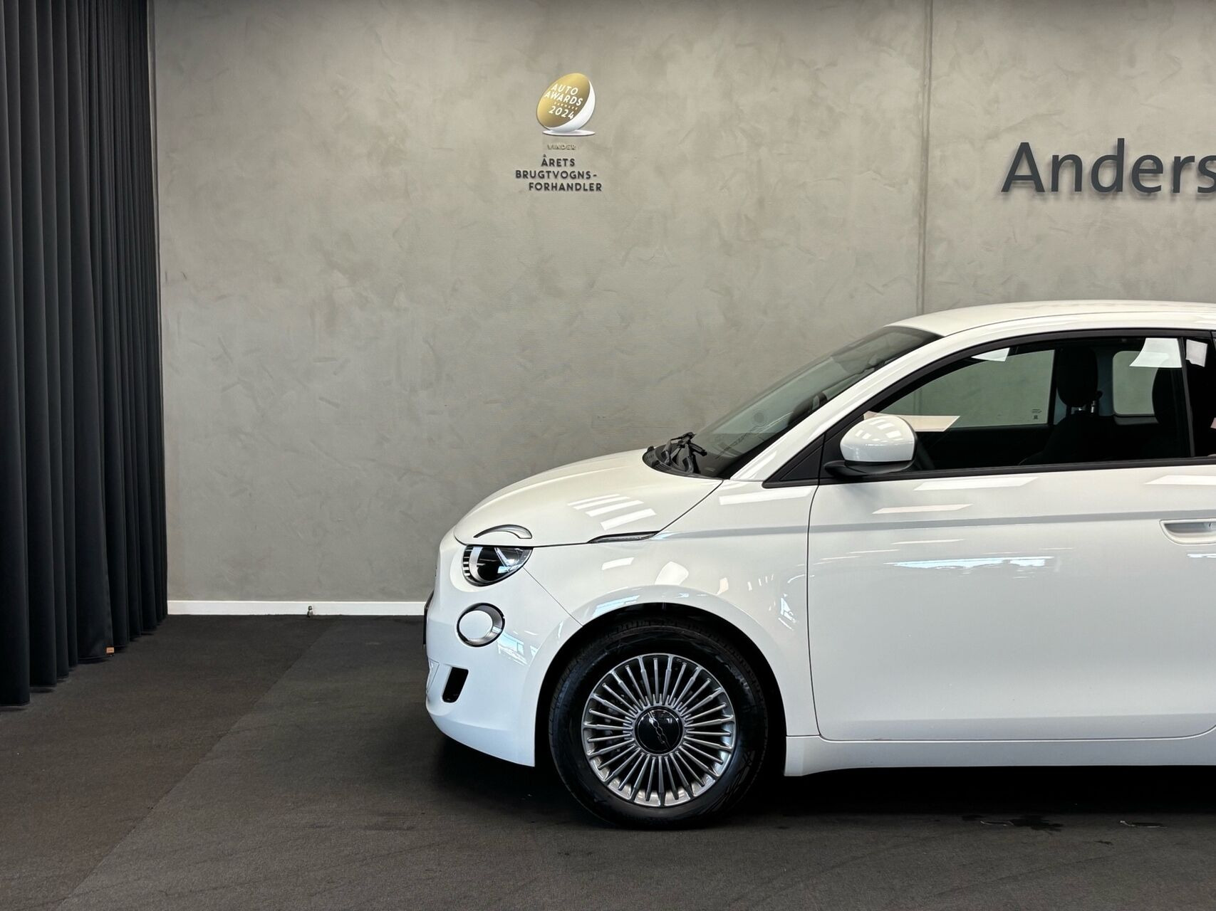 Hvid Fiat 500e fra 2023