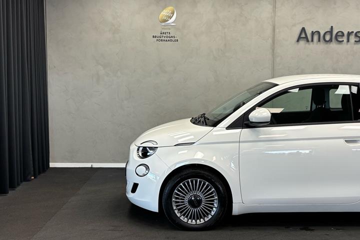 Hvid Fiat 500e fra 2023