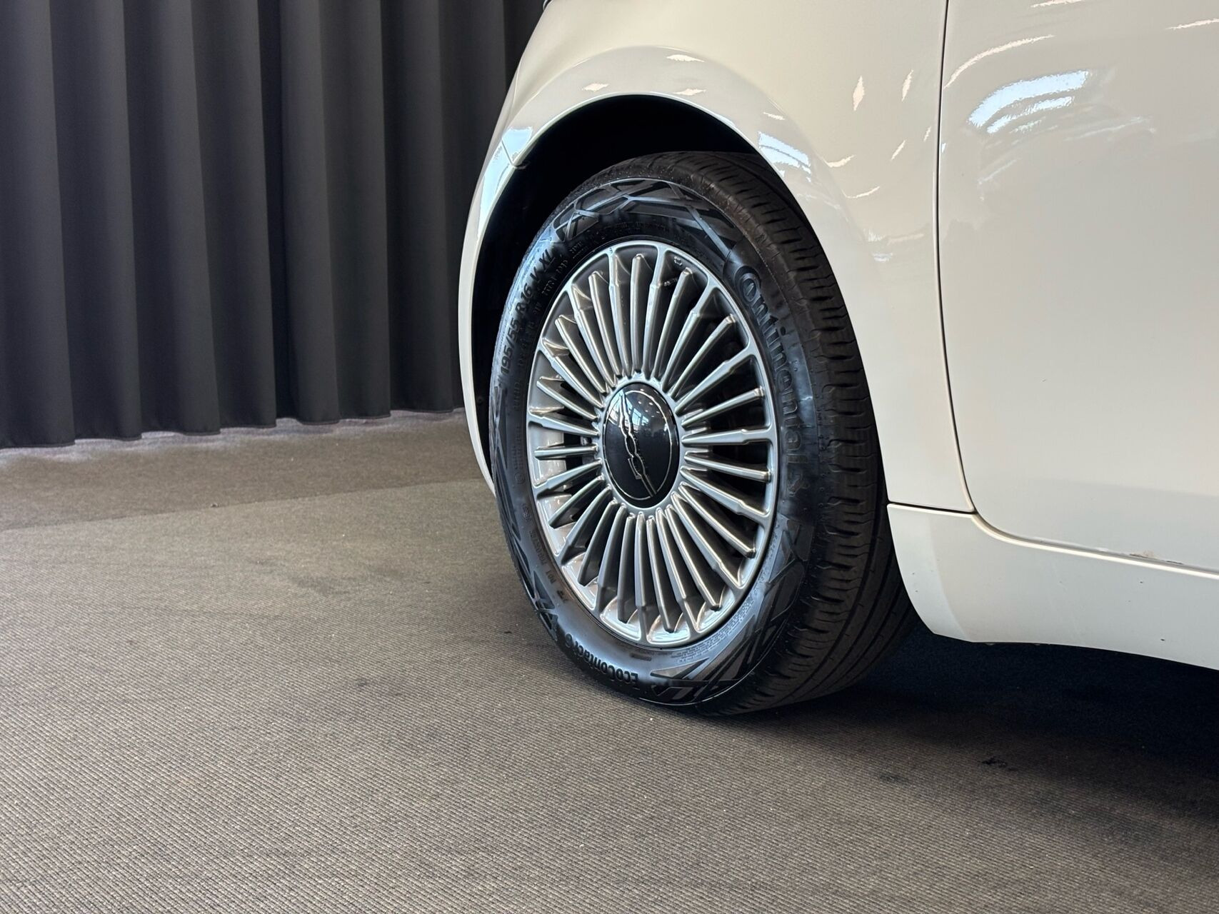 Hvid Fiat 500e fra 2023