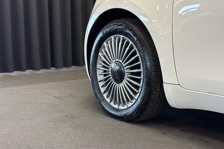 Hvid Fiat 500e fra 2023