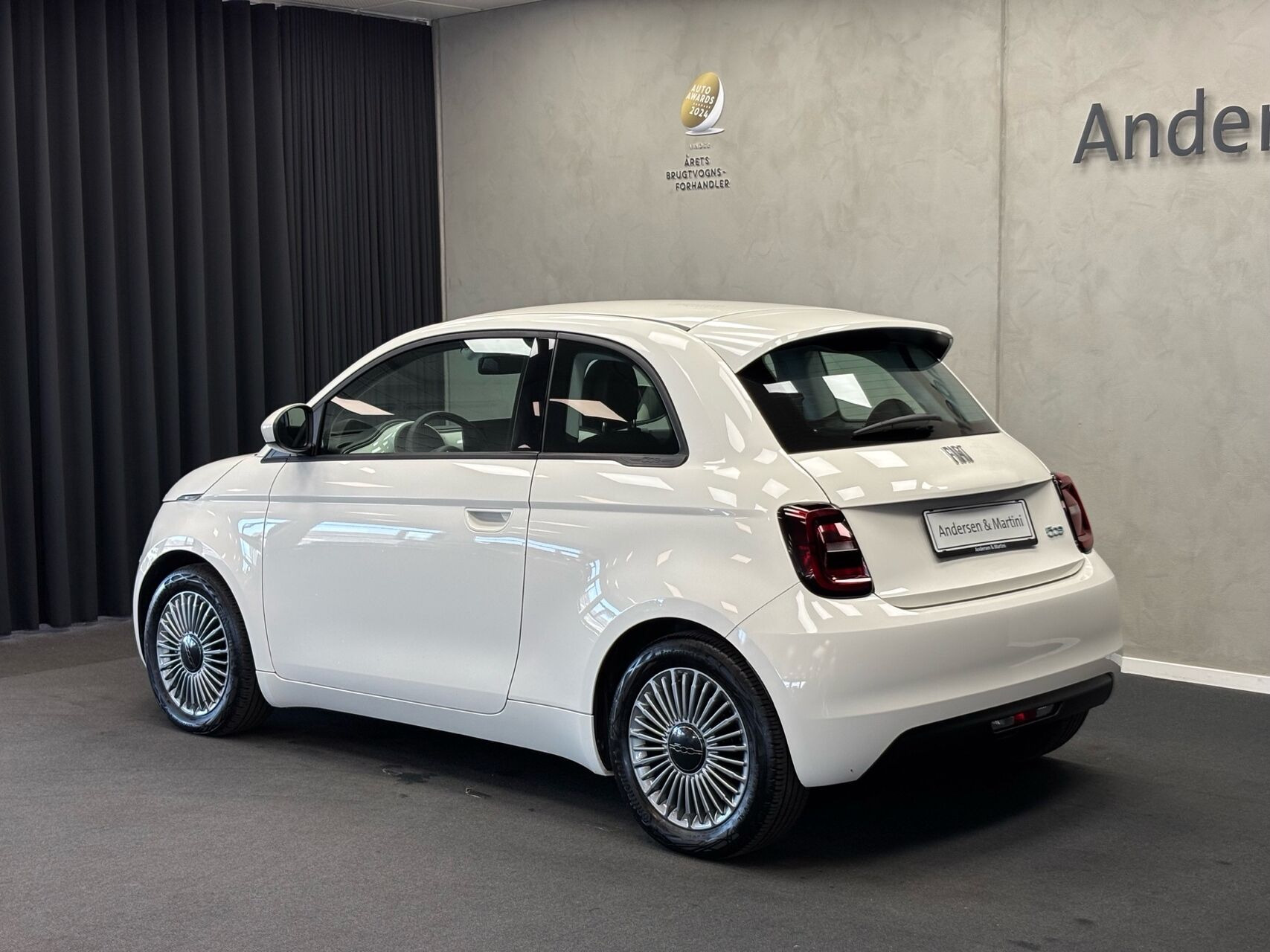 Hvid Fiat 500e fra 2023
