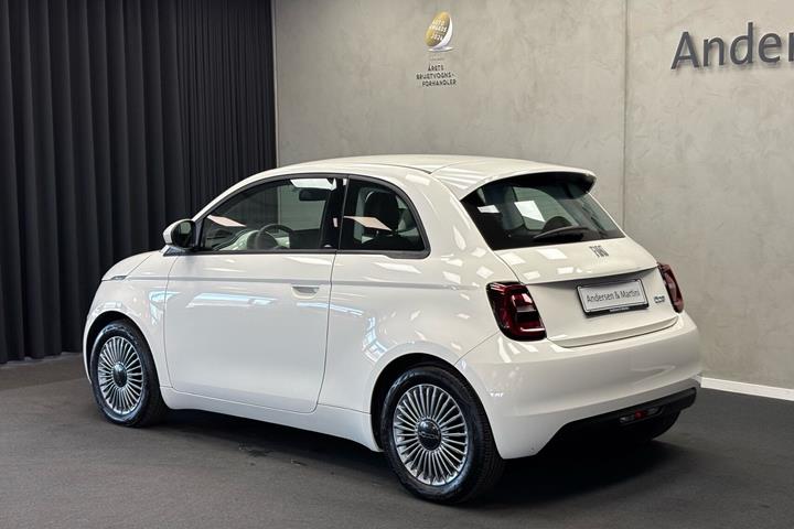 Hvid Fiat 500e fra 2023