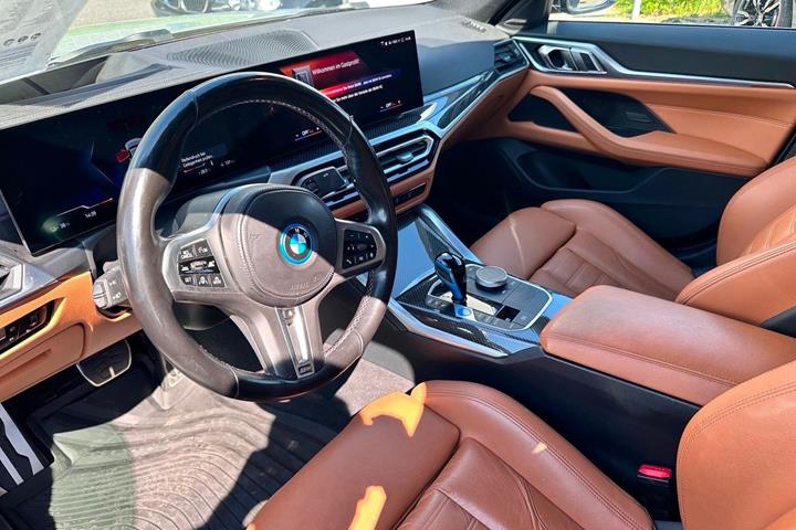 Grå BMW i4 fra 2022