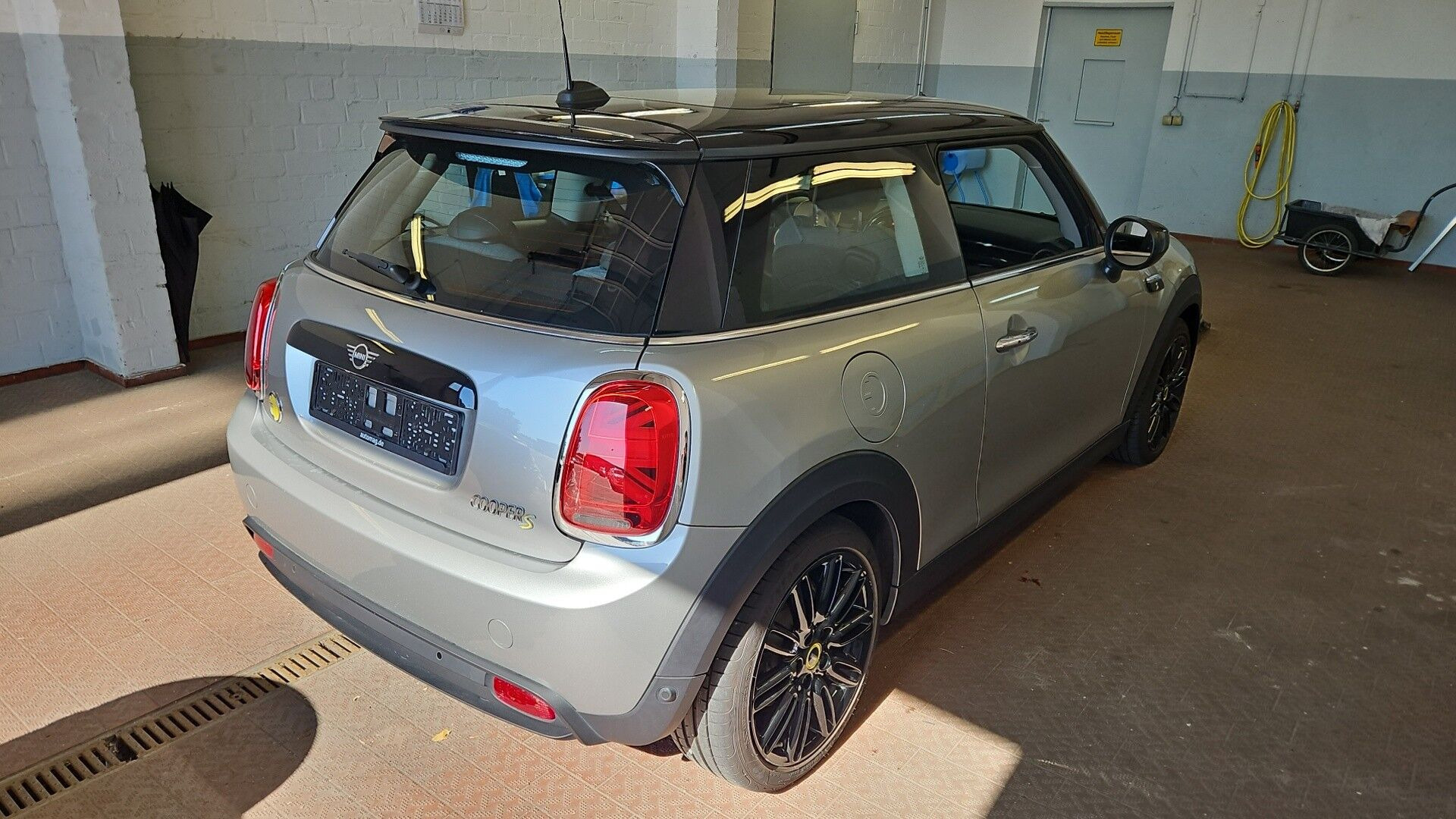 Sølv Mini Cooper fra 2023