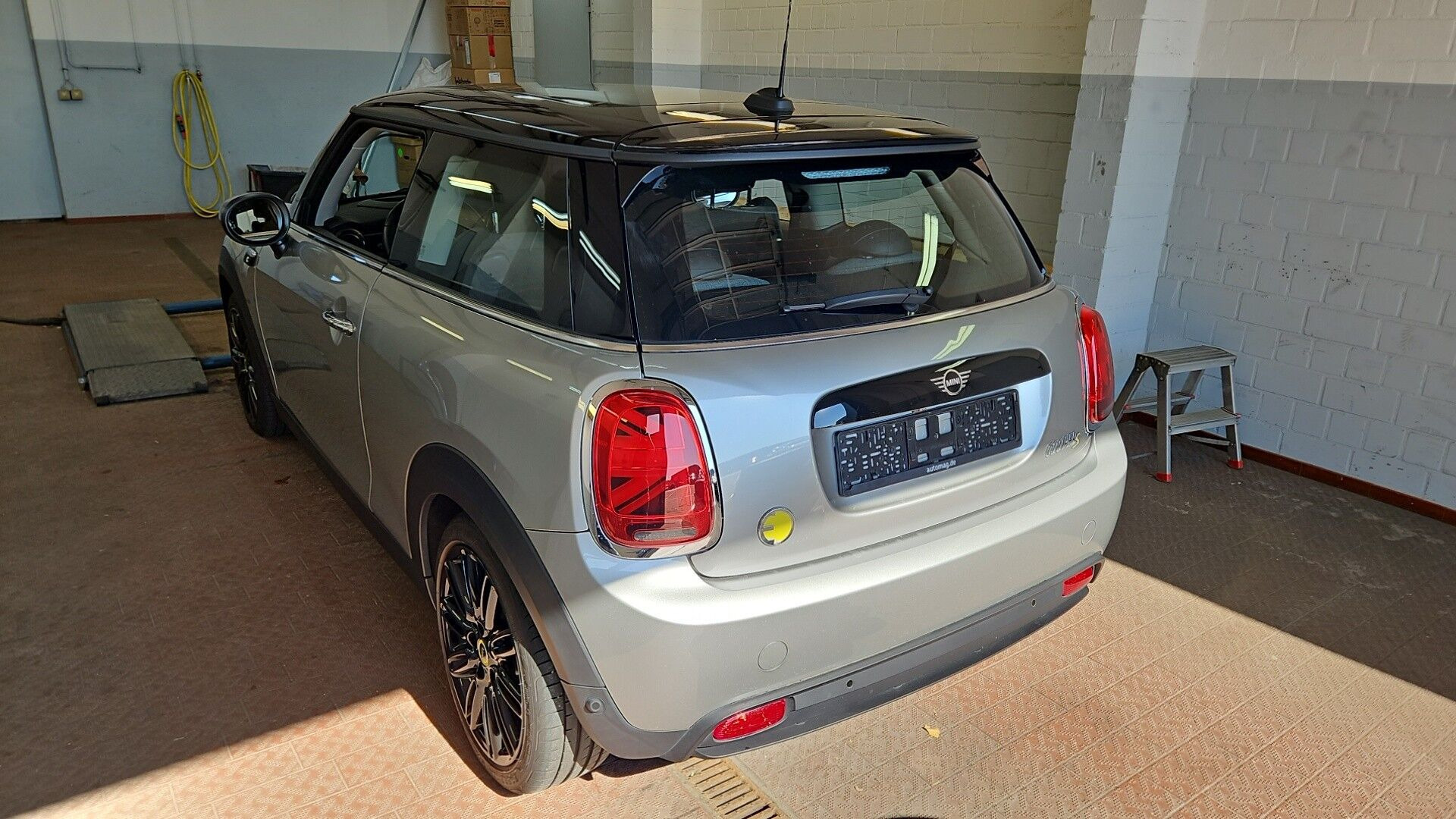 Sølv Mini Cooper fra 2023