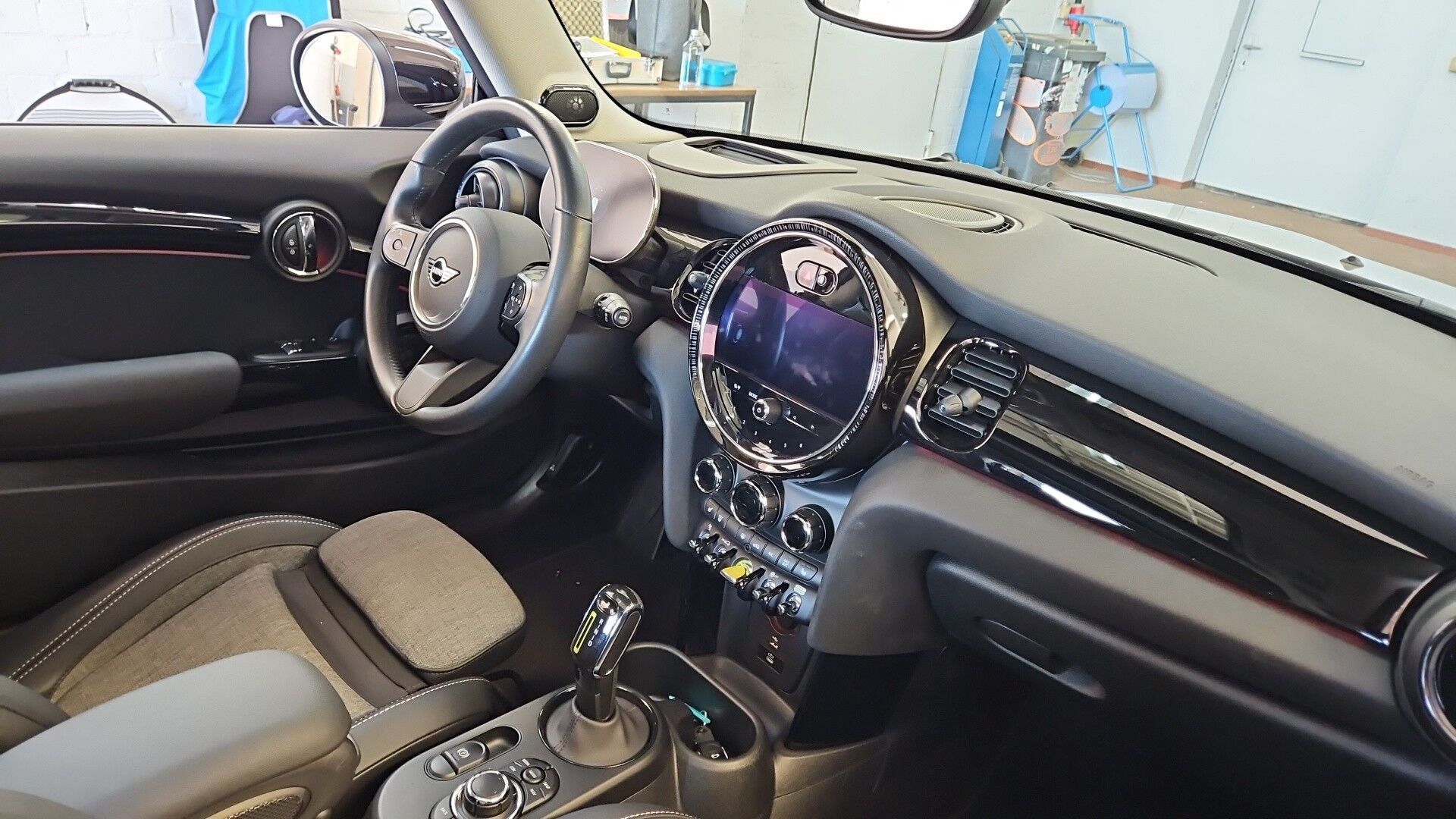 Sølv Mini Cooper fra 2023