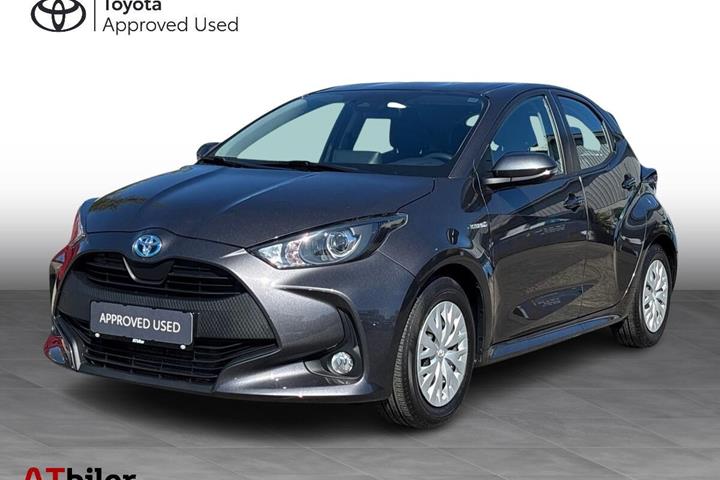 Grå Toyota Yaris fra 2021