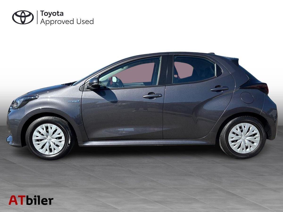 Grå Toyota Yaris fra 2021