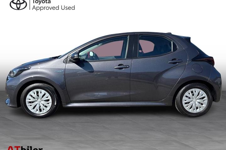 Grå Toyota Yaris fra 2021