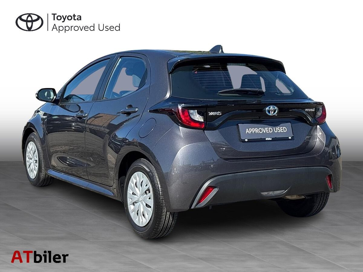 Grå Toyota Yaris fra 2021