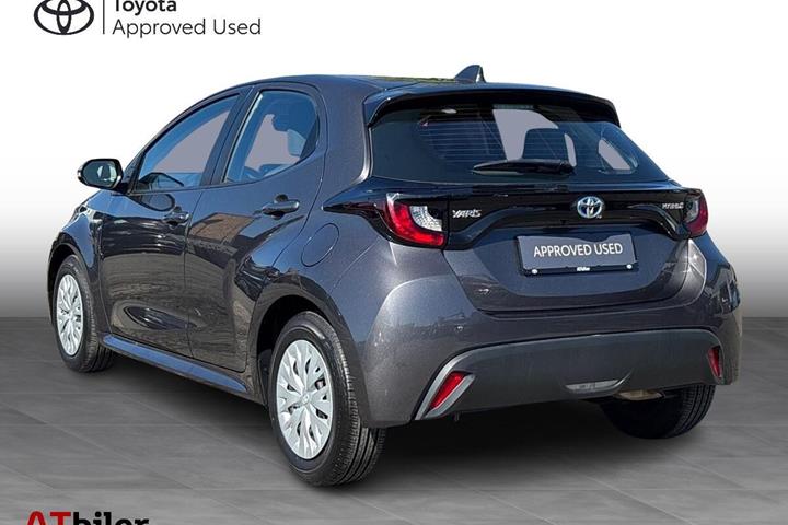 Grå Toyota Yaris fra 2021
