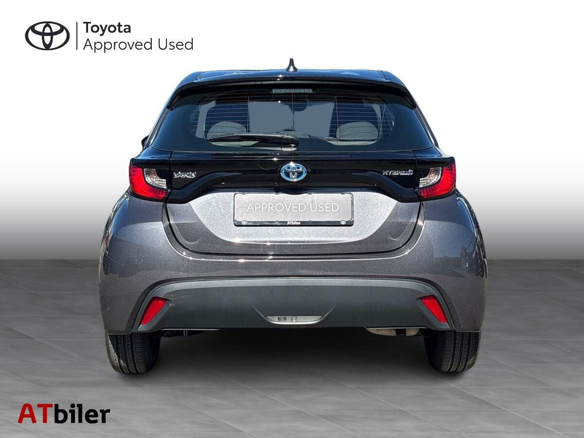 Grå Toyota Yaris fra 2021