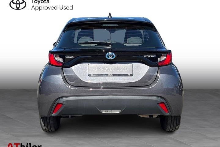 Grå Toyota Yaris fra 2021