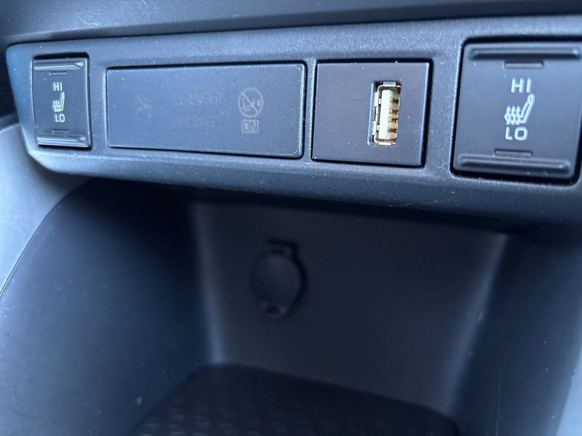 Grå Toyota Yaris fra 2021