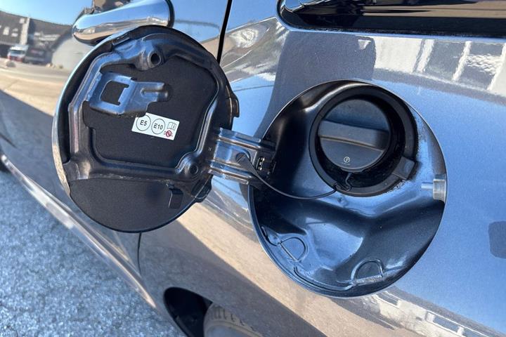 Grå Toyota Yaris fra 2021