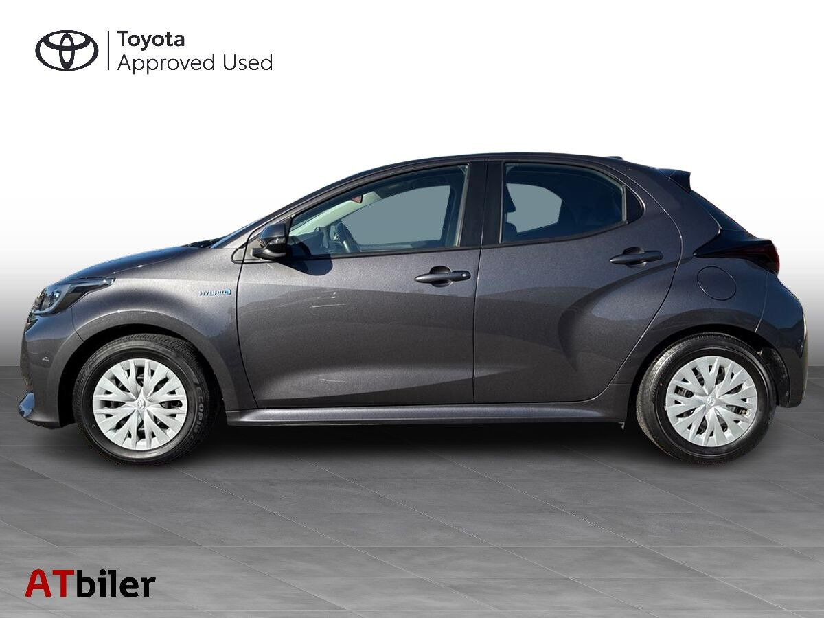 Grå Toyota Yaris fra 2021