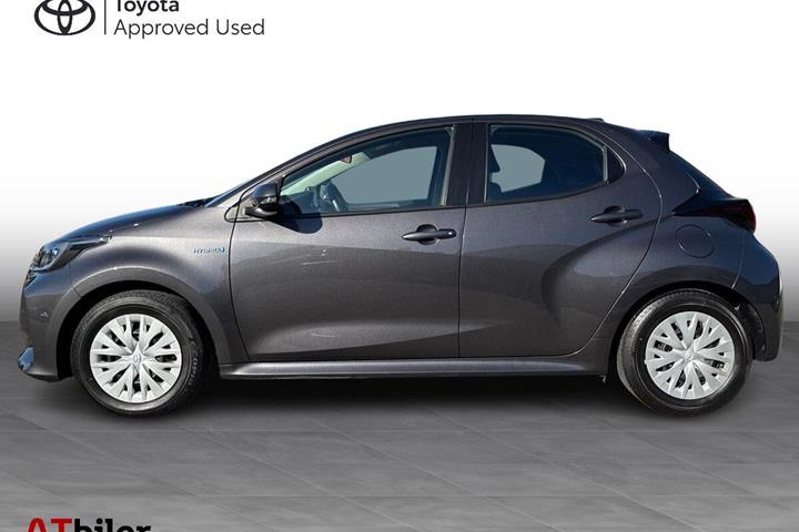 Grå Toyota Yaris fra 2021