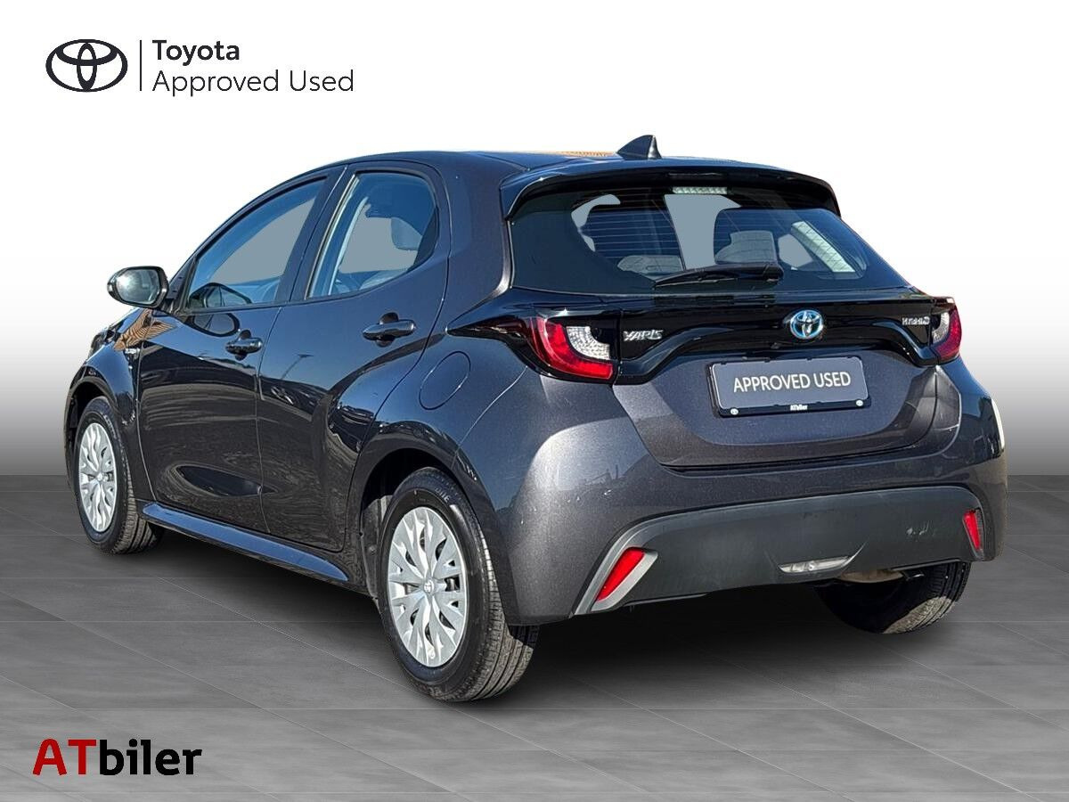 Grå Toyota Yaris fra 2021