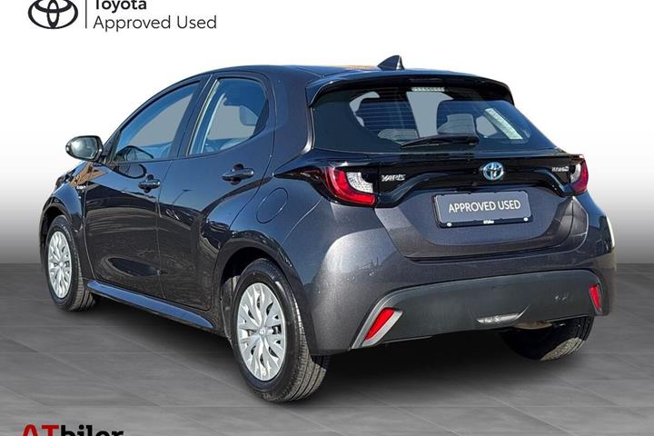 Grå Toyota Yaris fra 2021