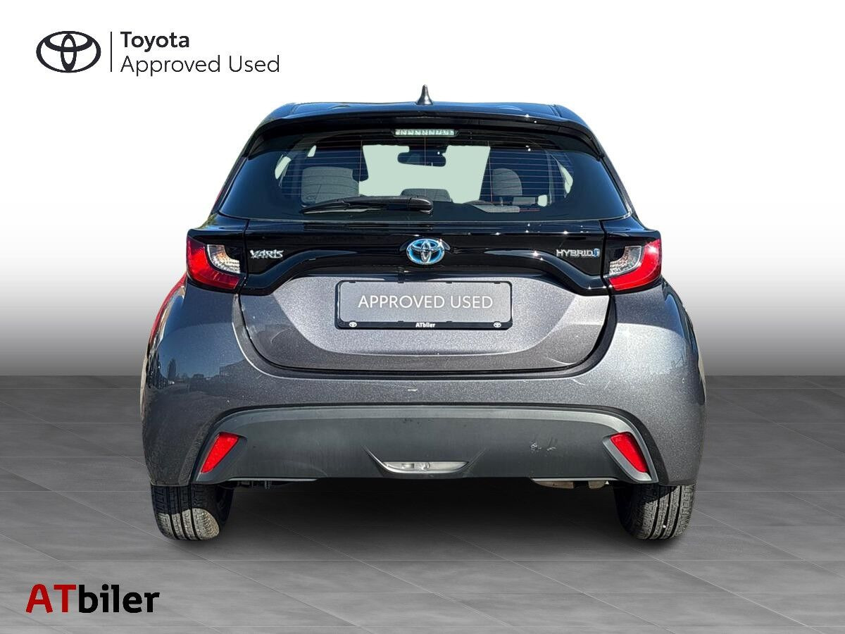 Grå Toyota Yaris fra 2021
